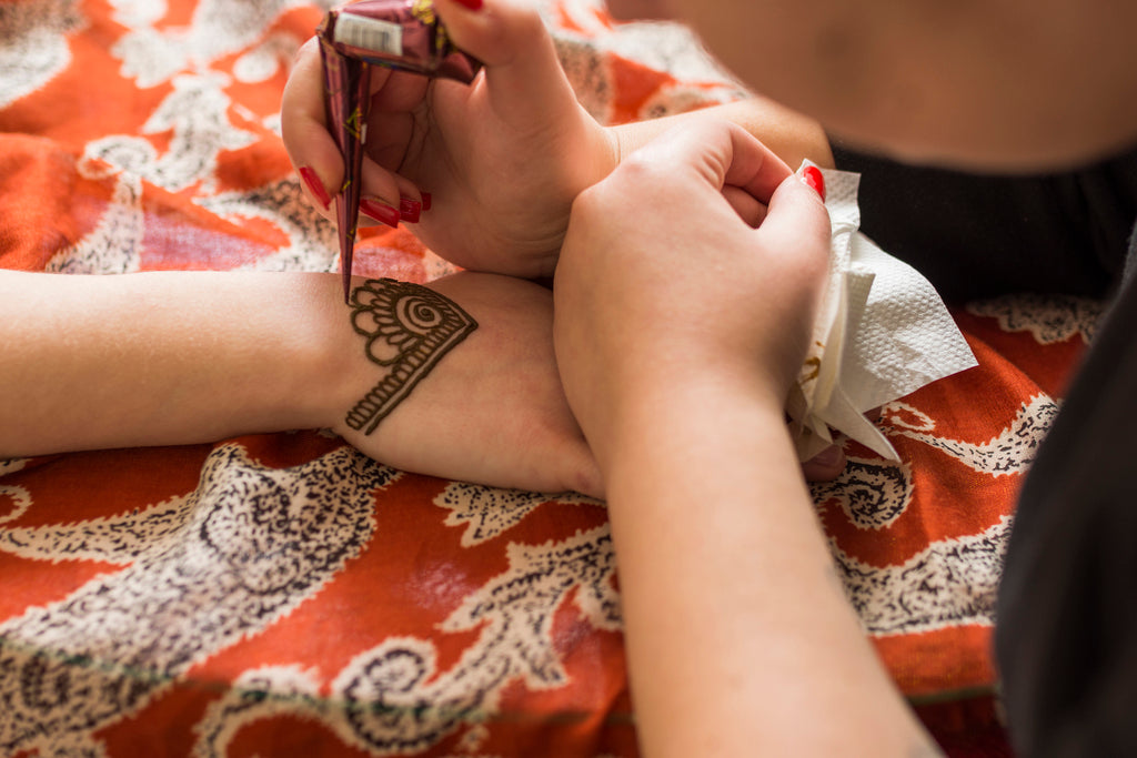 How to Start a Successful Henna Booth Business: 7 Tips for Henna Artists and Entrepreneurs